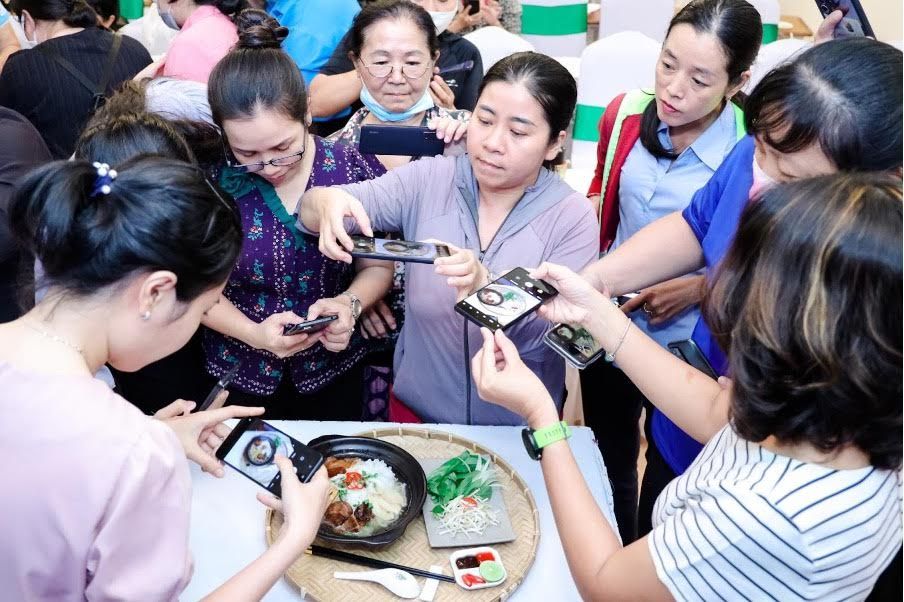 Xiaomi Việt Nam tặng 100 smartphone cho chị em phụ nữ startup trong lĩnh vực ăn uống qua các nền tảng số