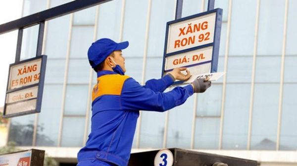 Giá xăng xuống thấp nhất trong 11 năm, giảm hơn 4.200 đồng/lít từ 15h hôm nay